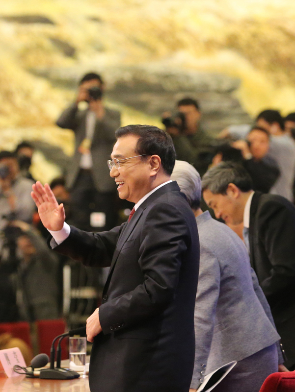 這是記者會結束后,李克強離場時向記者揮手致意。 這是記者會結束后,李克強離場時向記者揮手致意。