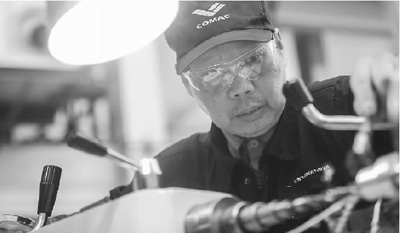 4月8日,施品芳在加工國產(chǎn)大型客機C919的氣密試驗接頭。這一個零件他足足做了兩個多小時。 背靠車床,一身工裝。凝神專一,技近乎道。任何一個工業(yè)時代的故事中,都少不了工匠的身影。 4月8日,施品芳在加工國產(chǎn)大型客機C919的氣密試驗接頭。這一個零件他足足做了兩個多小時。 背靠車床,一身工裝。凝神專一,技近乎道。任何一個工業(yè)時代的故事中,都少不了工匠的身影。