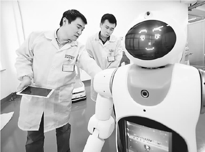 四月十二日,董狀(左)在沈陽新松機器人公司與同事對成品機器人進行測試。 四月十二日,董狀(左)在沈陽新松機器人公司與同事對成品機器人進行測試。