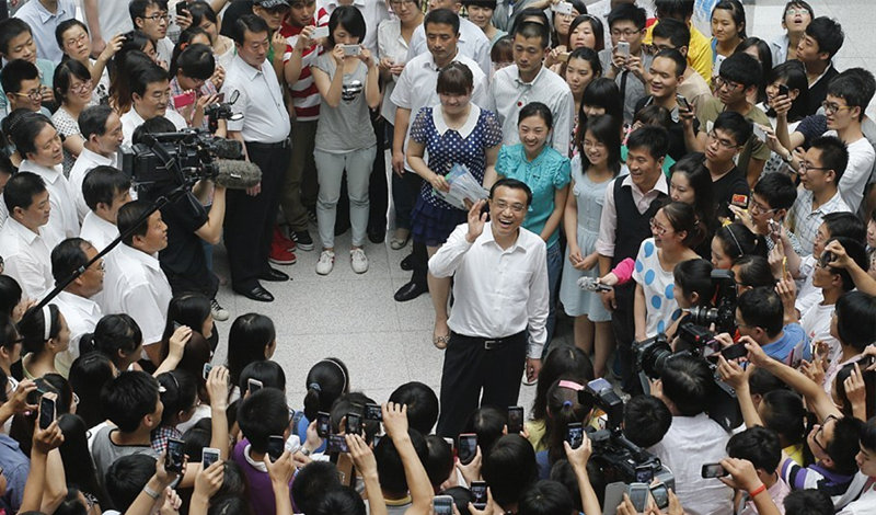 2013年6月8日,中國國務(wù)院總理李克強在河北師范大學(xué)了解大學(xué)生就業(yè)情況。 2013年6月8日,中國國務(wù)院總理李克強在河北師范大學(xué)了解大學(xué)生就業(yè)情況。