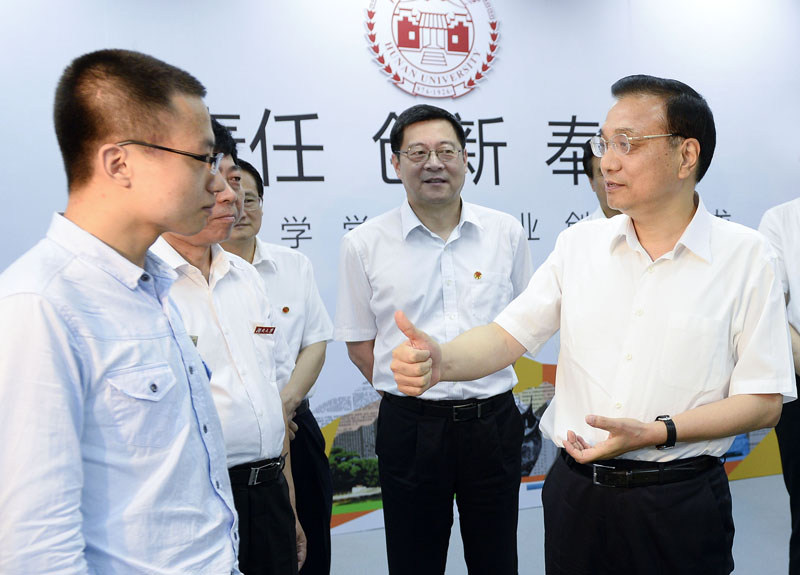 2014年7月3日,李克強參觀湖南大學(xué)學(xué)生創(chuàng)業(yè)成果展,為大學(xué)生創(chuàng)業(yè)者“點贊”。 2014年7月3日,李克強參觀湖南大學(xué)學(xué)生創(chuàng)業(yè)成果展,為大學(xué)生創(chuàng)業(yè)者“點贊”。