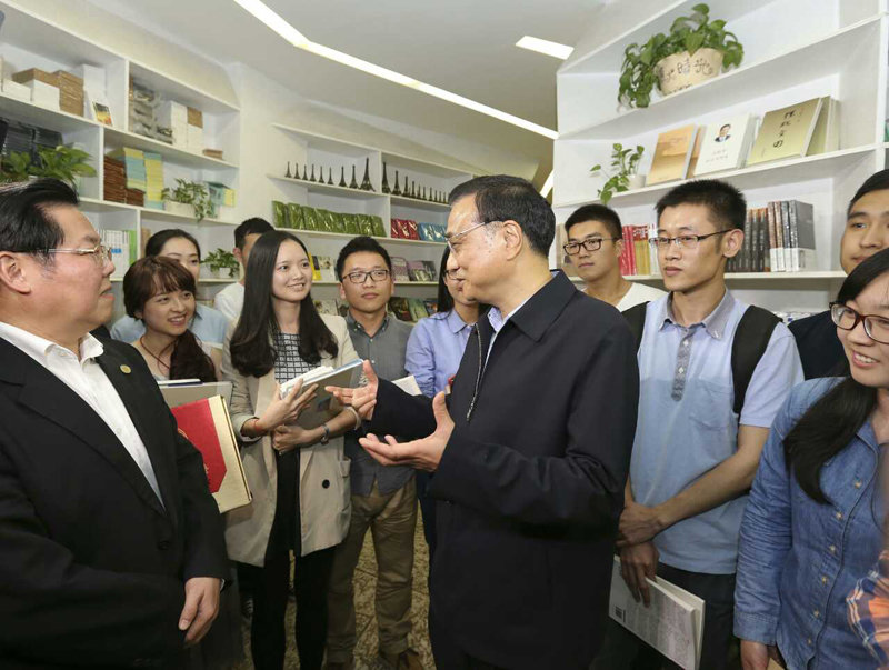 2015年4月,李克強到訪廈門大學(xué),專程來到該校的“廈大時光”書店,與正在此購書閱書的同學(xué)們互動交流,分享讀書心得。 2015年4月,李克強到訪廈門大學(xué),專程來到該校的“廈大時光”書店,與正在此購書閱書的同學(xué)們互動交流,分享讀書心得。