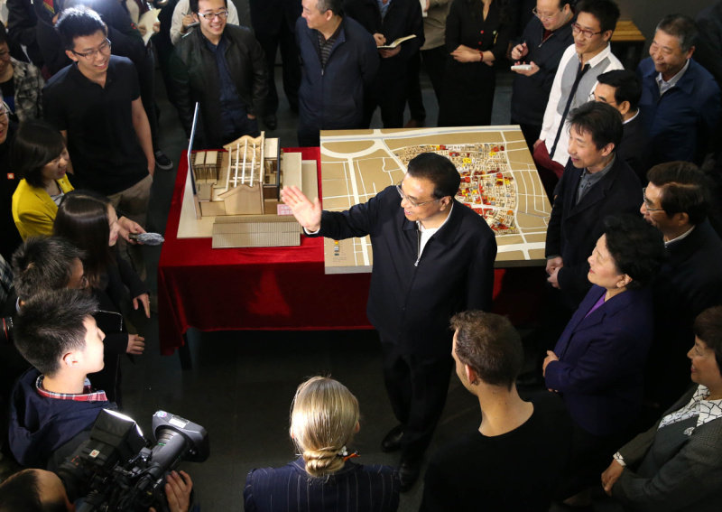 2016年4月15日,李克強考察清華大學(xué)建筑學(xué)院,祝賀該院70華誕。 2016年4月15日,李克強考察清華大學(xué)建筑學(xué)院,祝賀該院70華誕。