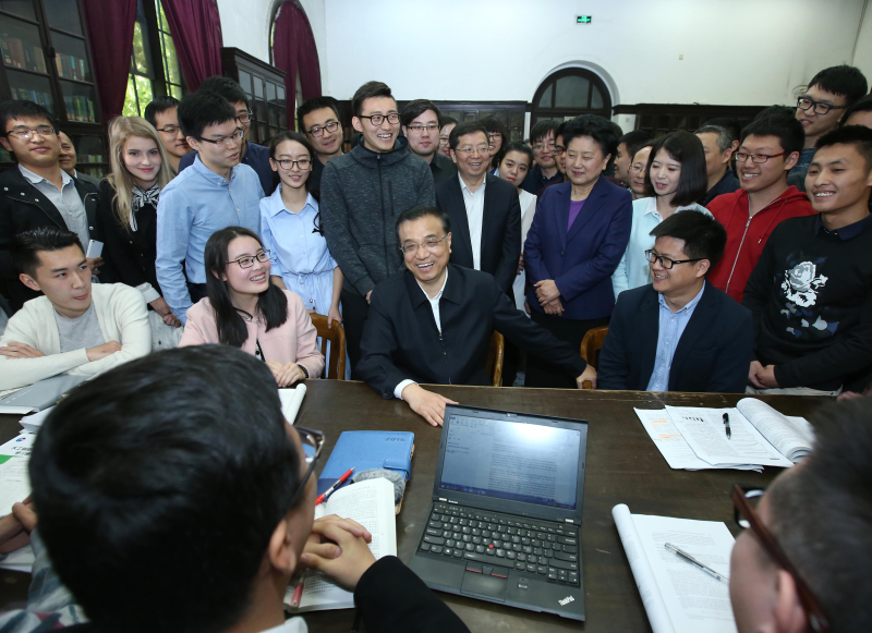 李克強15日來到清華大學(xué)圖書館,與正在自習(xí)的學(xué)生圍坐交流,妙解清華校訓(xùn)“自強不息、厚德載物”。 李克強15日來到清華大學(xué)圖書館,與正在自習(xí)的學(xué)生圍坐交流,妙解清華校訓(xùn)“自強不息、厚德載物”。