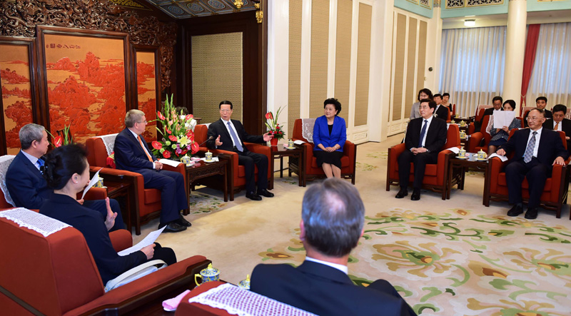 6月12日,中共中央政治局常委、國務(wù)院副總理張高麗在北京中南海紫光閣會見國際奧委會主席托馬斯·巴赫。 6月12日,中共中央政治局常委、國務(wù)院副總理張高麗在北京中南海紫光閣會見國際奧委會主席托馬斯·巴赫。