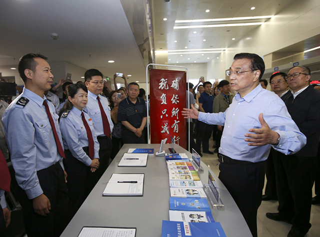 2016年5月23日,李克強(qiáng)總理考察湖北十堰市民服務(wù)中心,細(xì)詢營改增實施效果,并再次重申“所有行業(yè)稅負(fù)只減不增”。 2016年5月23日,李克強(qiáng)總理考察湖北十堰市民服務(wù)中心,細(xì)詢營改增實施效果,并再次重申“所有行業(yè)稅負(fù)只減不增”。