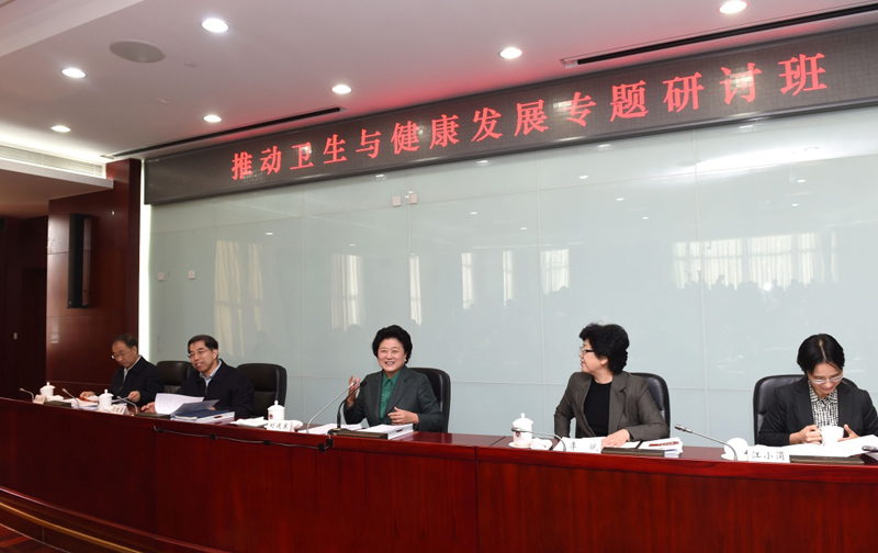 11月14日,中央組織部、國家衛(wèi)生計(jì)生委、國家行政學(xué)院聯(lián)合舉辦的省部級(jí)干部“推動(dòng)衛(wèi)生與健康發(fā)展”專題研討班在北京舉行。中共中央政治局委員、國務(wù)院副總理劉延?xùn)|出席開班式并講話。